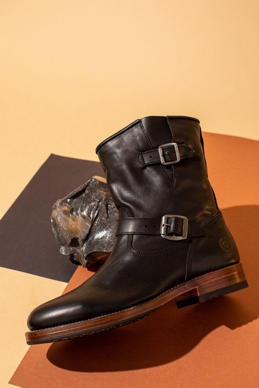 Linesman boot store
